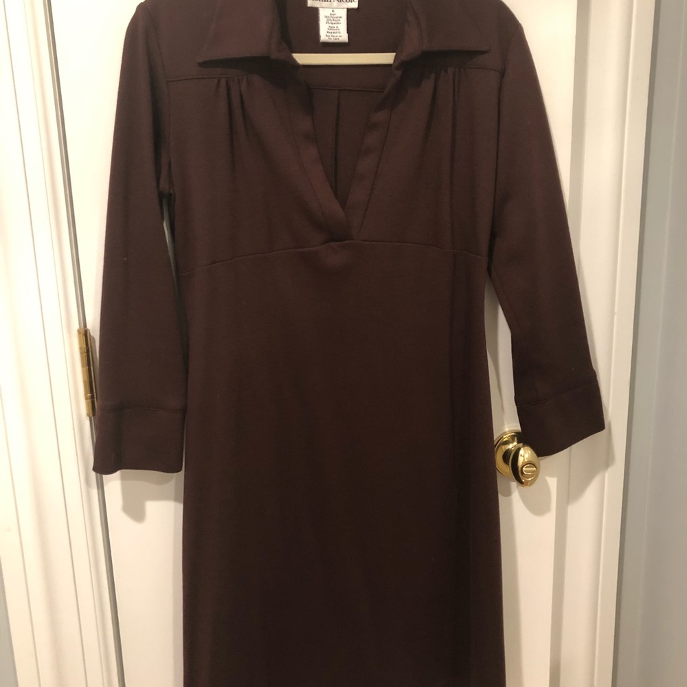 Dress with notched sleeves. Polyester, rayon, spandex. Excellent condition.